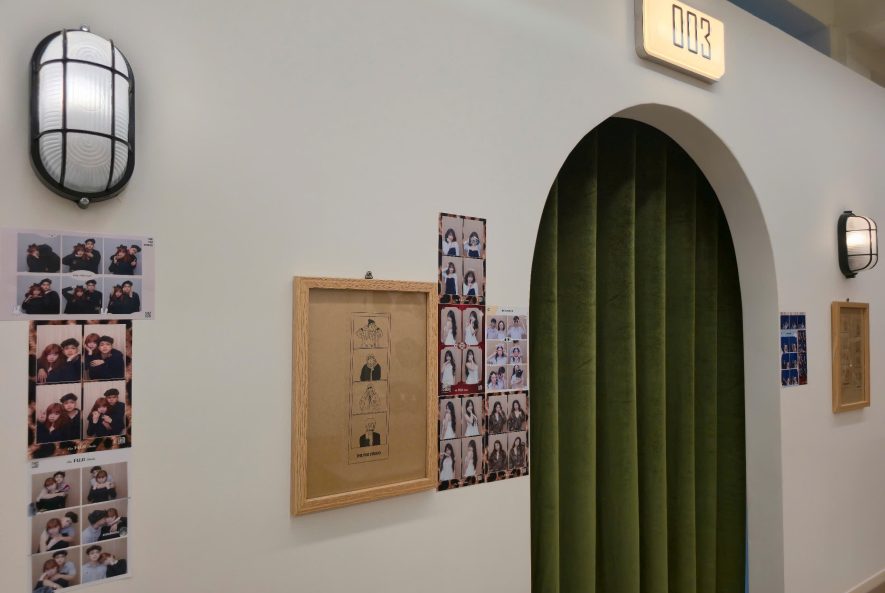 Cách chụp photobooth tự nhiên giúp ảnh đẹp và không bị gượng